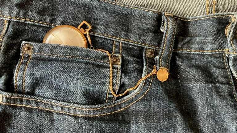 Primo piano del piccolo taschino dei jeans in denim blu
