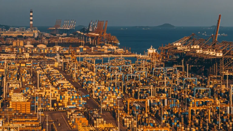 Veduta aerea di un grande porto container moderno con gru e navi attraccate