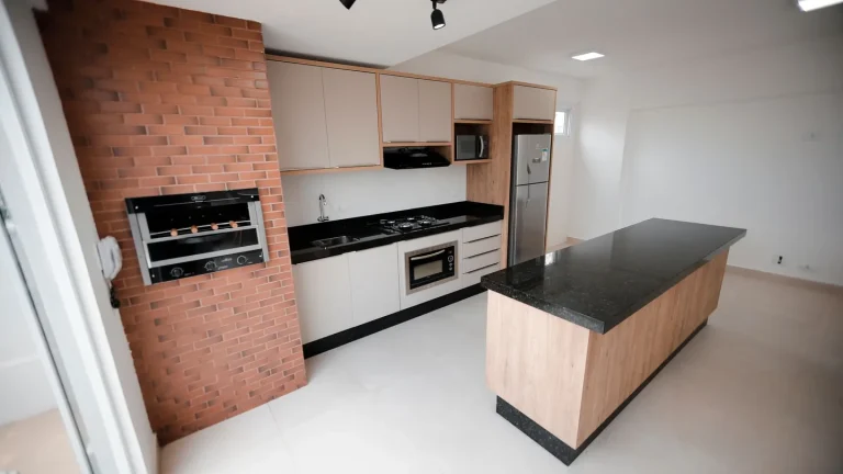 Cucina moderna con isola e mobili contenitori che nascondono i piccoli elettrodomestici
