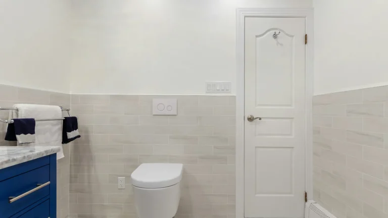 Bagno moderno con inodoro intelligente dotato di funzioni bidet e comandi elettronici