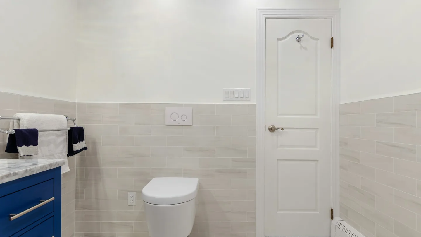 Bagno moderno con inodoro intelligente dotato di funzioni bidet e comandi elettronici