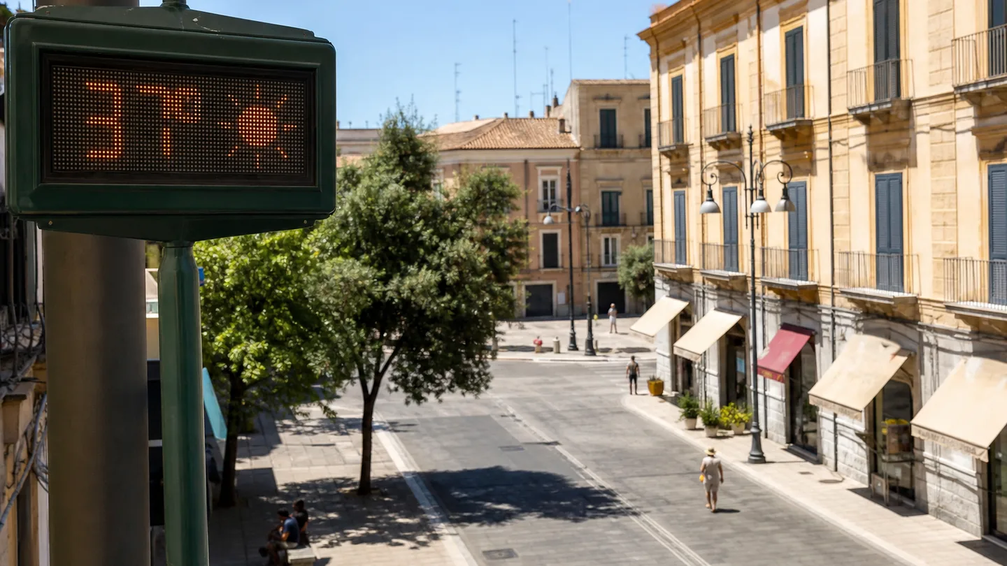 Caldo oggi 18 luglio 2026, bollino rosso in 16 città: elenco completo e previsioni