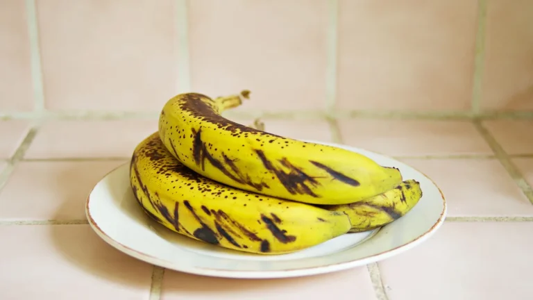 Detergente naturale con bucce di banana e bicarbonato appoggiato sul piano di una cucina
