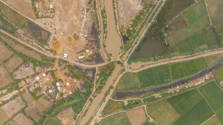Canale artificiale che attraversa un paesaggio semi arido in Brasile