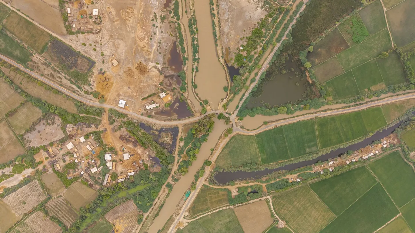 Canale artificiale che attraversa un paesaggio semi arido in Brasile