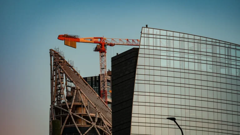 render di un grattacielo moderno in costruzione che domina lo skyline di una grande città latinoamericana