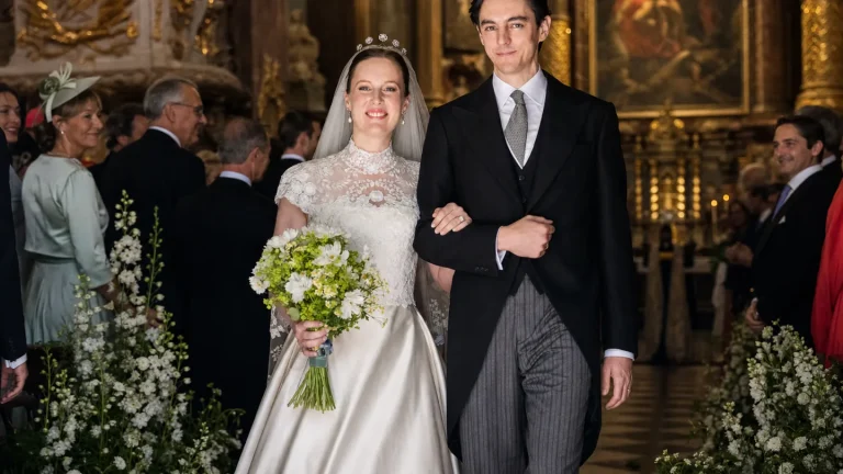 uscita degli sposi da una chiesa storica con invitati in abiti eleganti e colorati