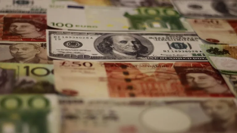 Banconote e grafici finanziari che mostrano l andamento dei tassi di cambio