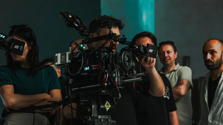 regista al lavoro su un set cinematografico