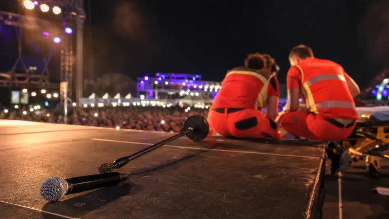 Noemi cade dal palco a San Salvo Marina, concerto interrotto e ricovero per controlli