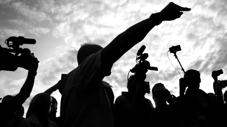 Tappeto rosso affollato alla Mostra del cinema con fotografi e star in arrivo