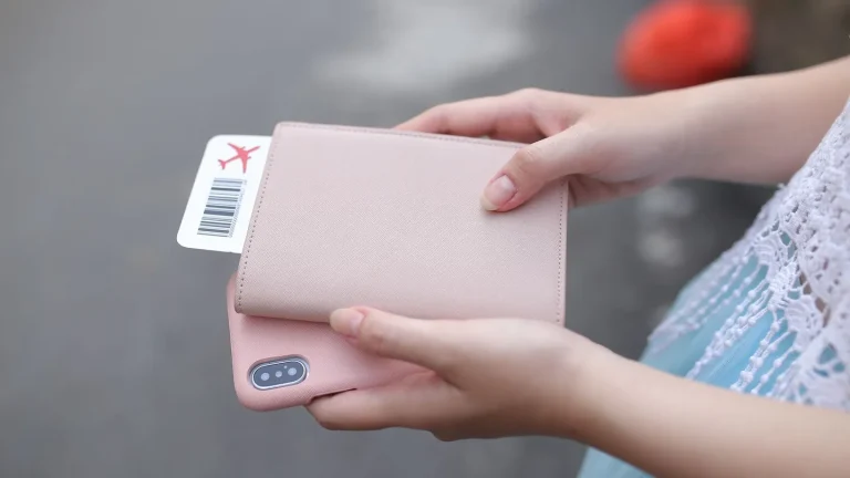 viaggiatori in aeroporto mentre preparano passaporto e documenti per un volo verso gli Stati Uniti
