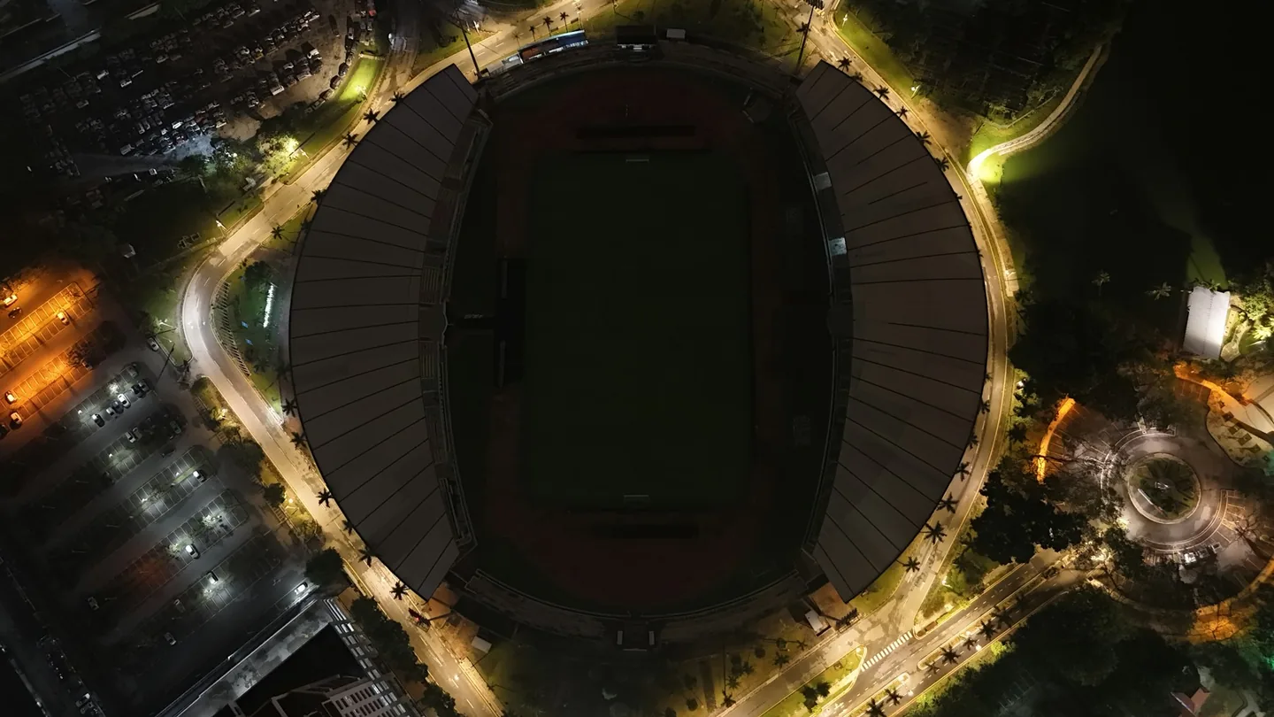vista esterna di un moderno stadio di calcio illuminato di notte