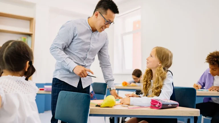 Professore che parla con gli studenti in un’aula scolastica moderna
