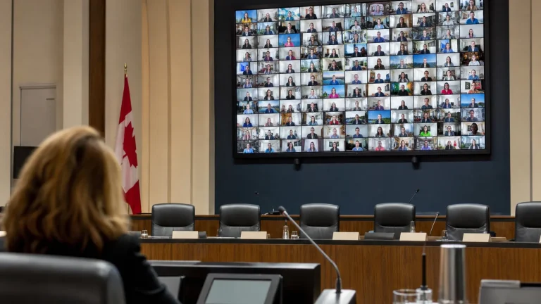 Attivisti da fuori città paralizzano i consigli comunali in Canada